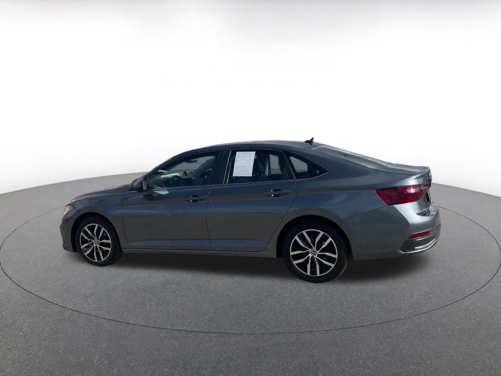 Used 2025 Volkswagen Jetta SE image 10