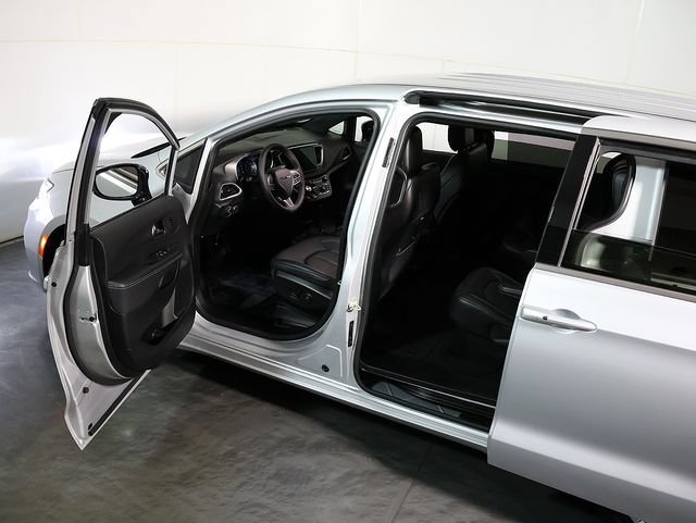 Used 2026 Chrysler Pacifica Select FWD image 5