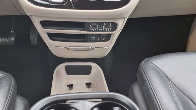 Used 2022 Chrysler Pacifica Touring-L image 29