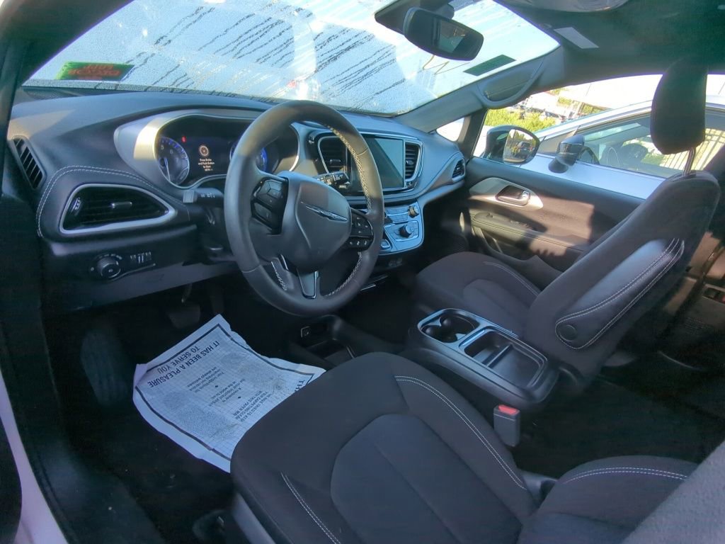Used 2024 Chrysler Pacifica Touring FWD image 7