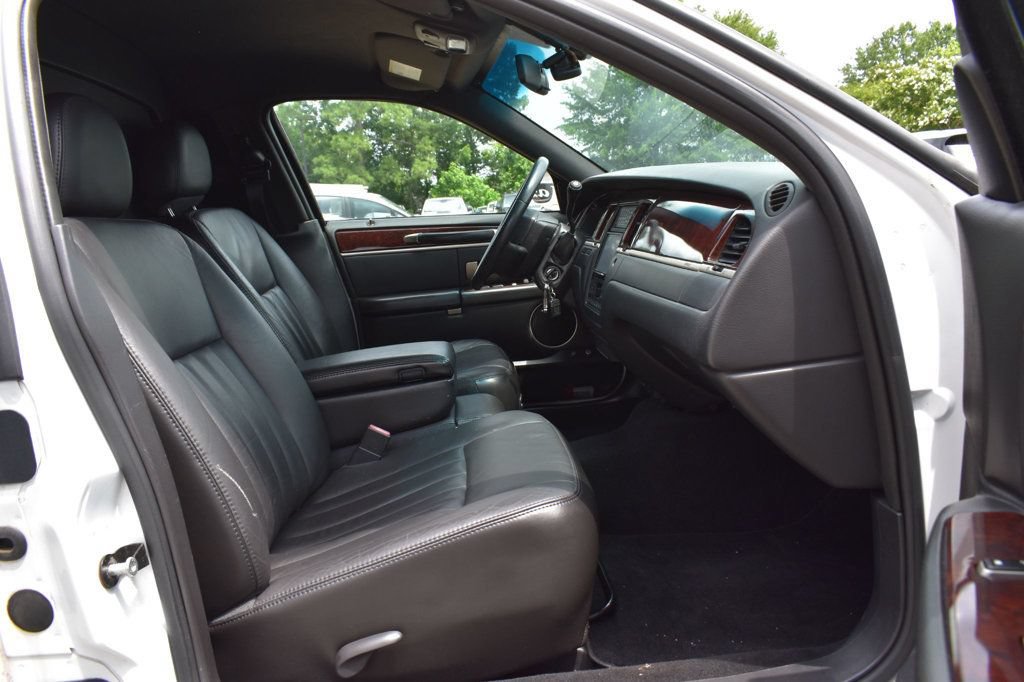 Used 2007 Lincoln Town Car Executive RWD image 14