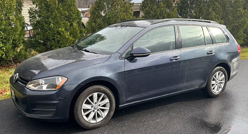 Used 2017 Volkswagen Golf SE FWD image 2