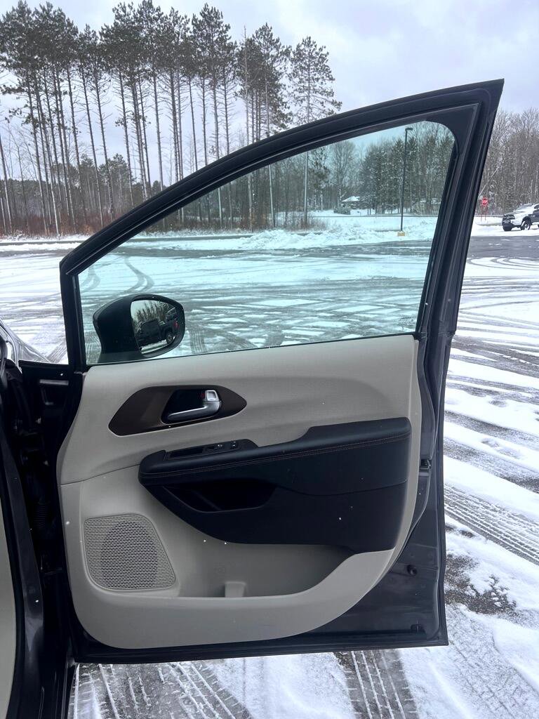 Used 2017 Chrysler Pacifica Touring Plus image 16