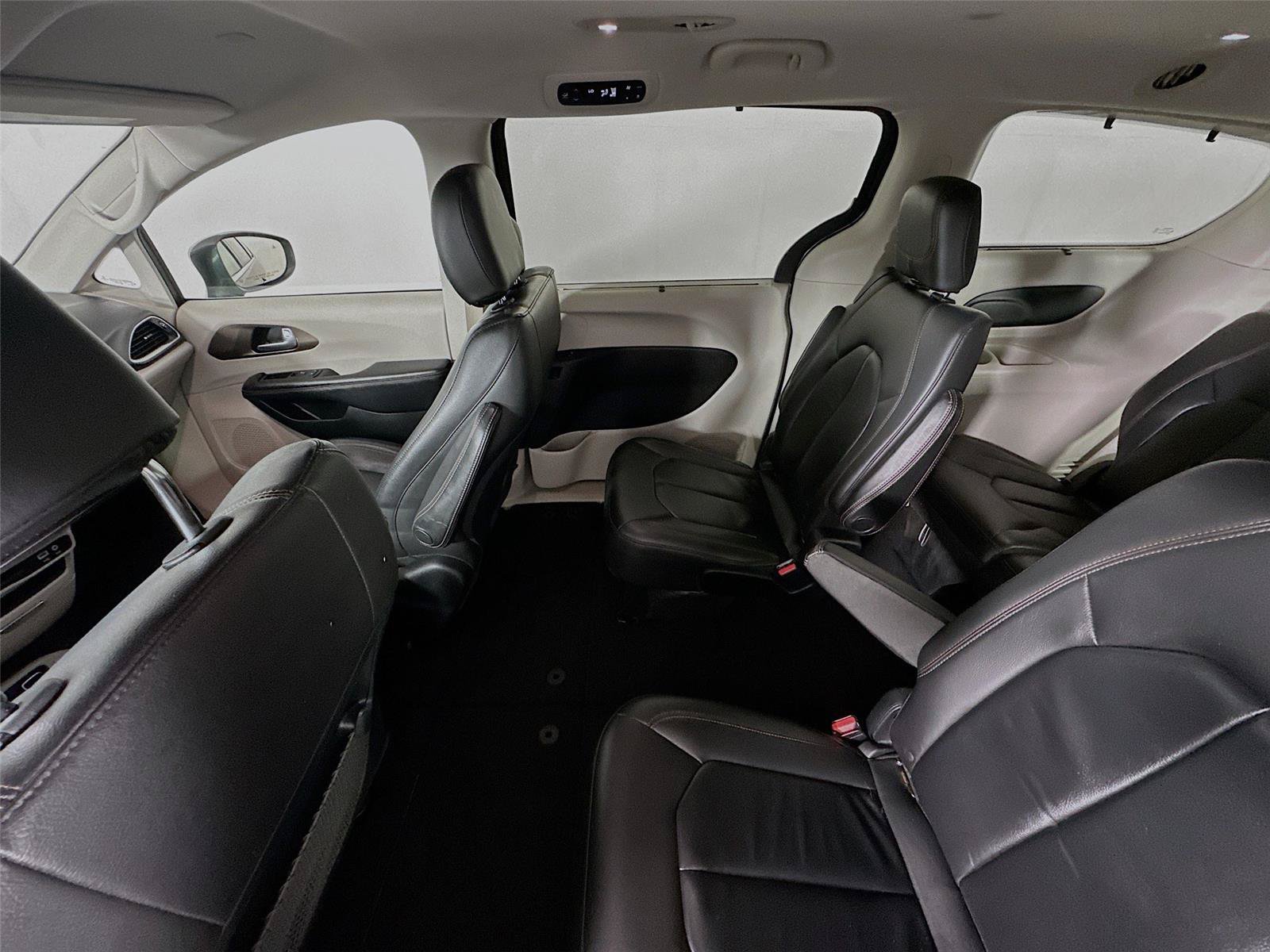 Used 2017 Chrysler Pacifica Touring-L FWD image 11