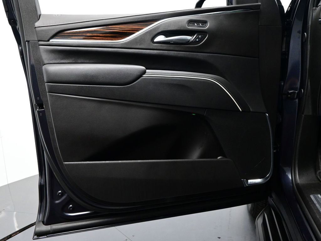Used 2024 Cadillac Escalade Luxury RWD image 16