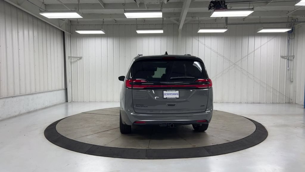 Used 2023 Chrysler Pacifica Touring-L w/ Uconnect Theater Family Group AWD/4WD image 7