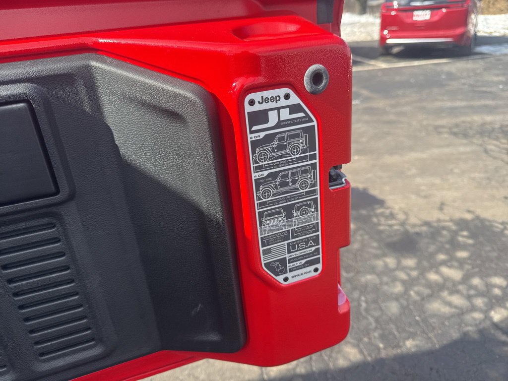 Used 2025 Jeep Wrangler Unlimited Sahara AWD/4WD image 41