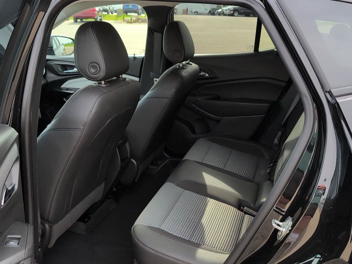 Used 2025 Chevrolet Trax LT w/ LT Convenience Package FWD image 14