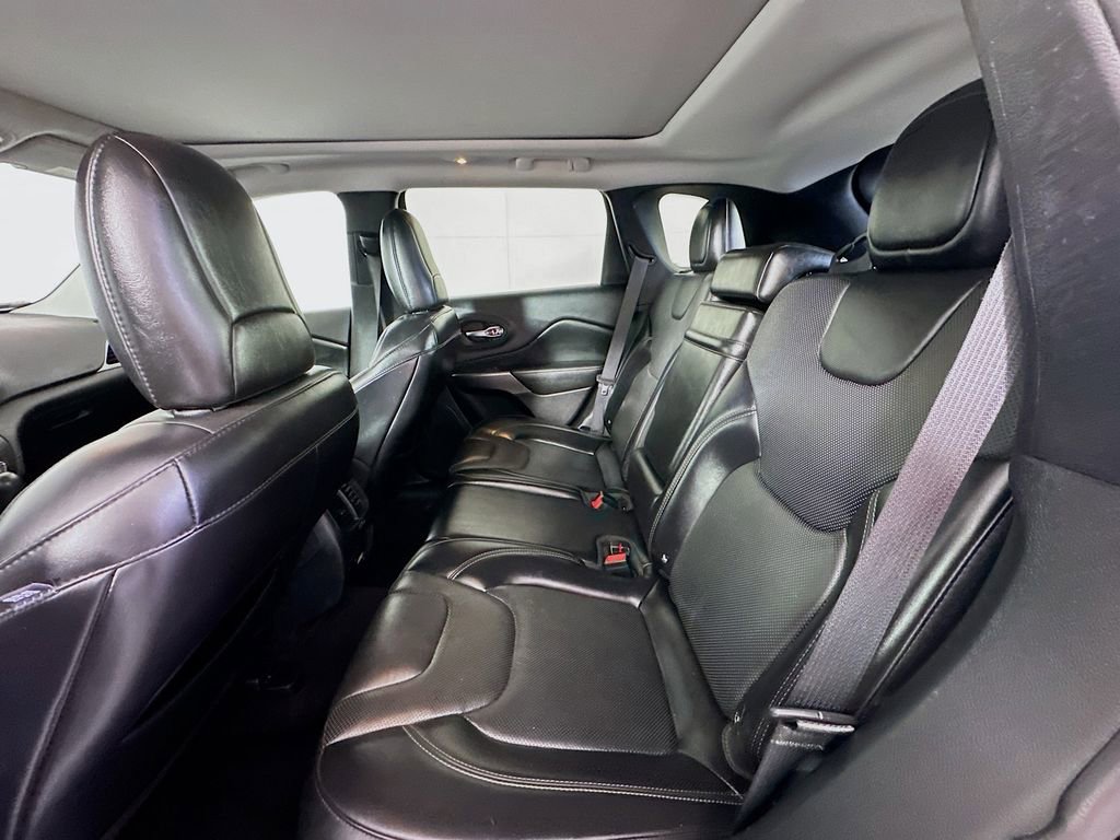 Used 2019 Jeep Cherokee Limited image 24
