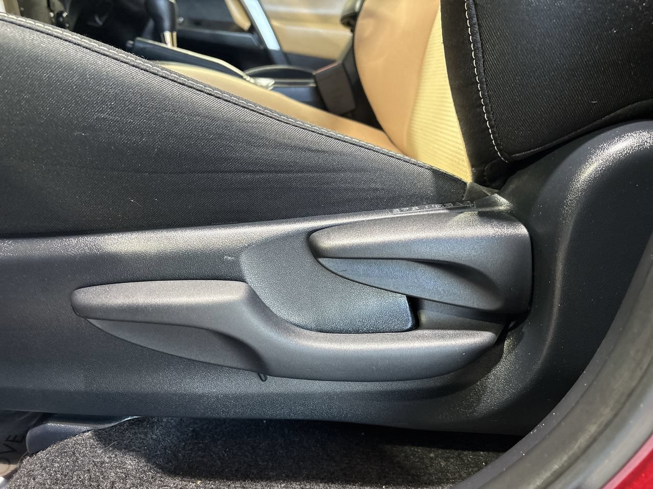 Used 2018 Toyota RAV4 XLE w/ Carpet Mat Package AWD/4WD image 12