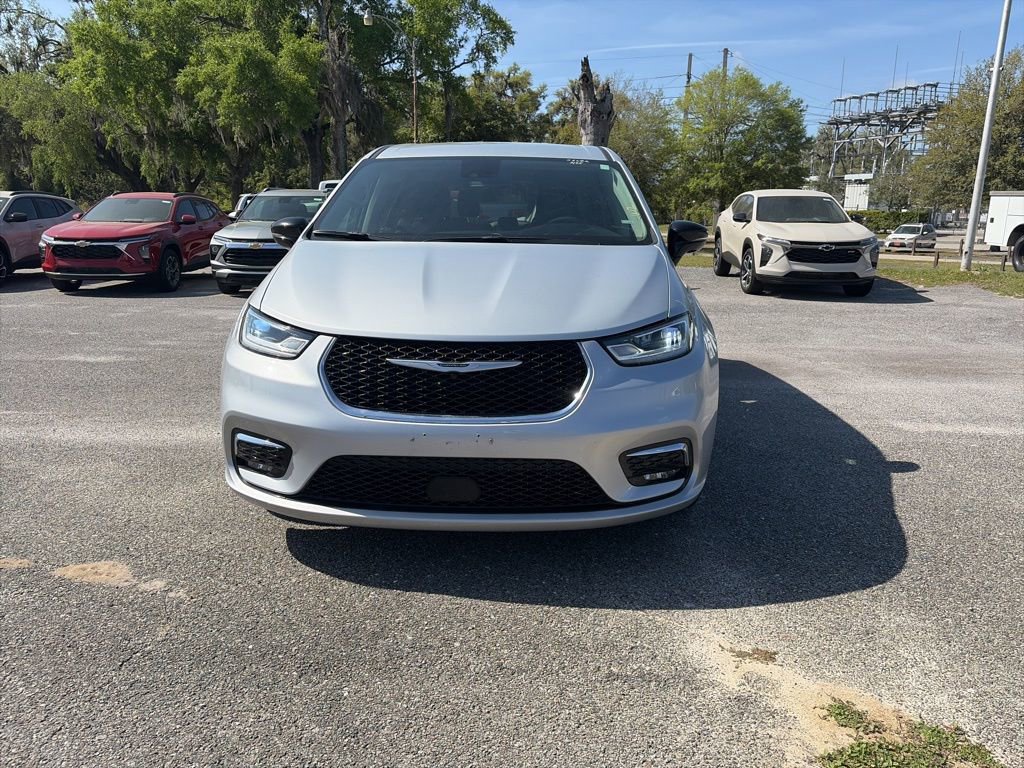 Used 2024 Chrysler Pacifica Touring-L FWD image 2