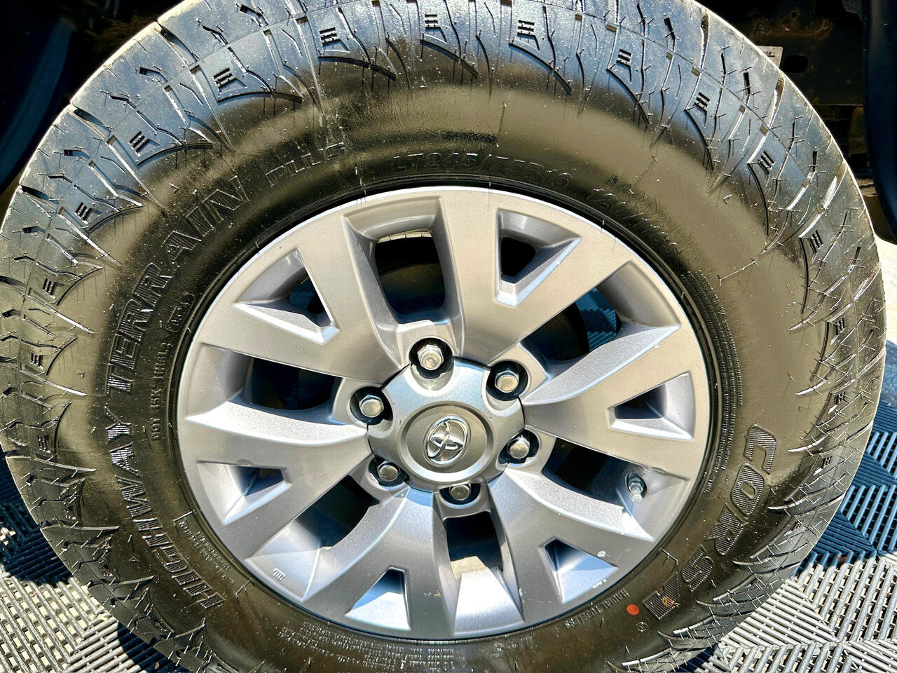 Used 2017 Toyota Tacoma SR5 image 41