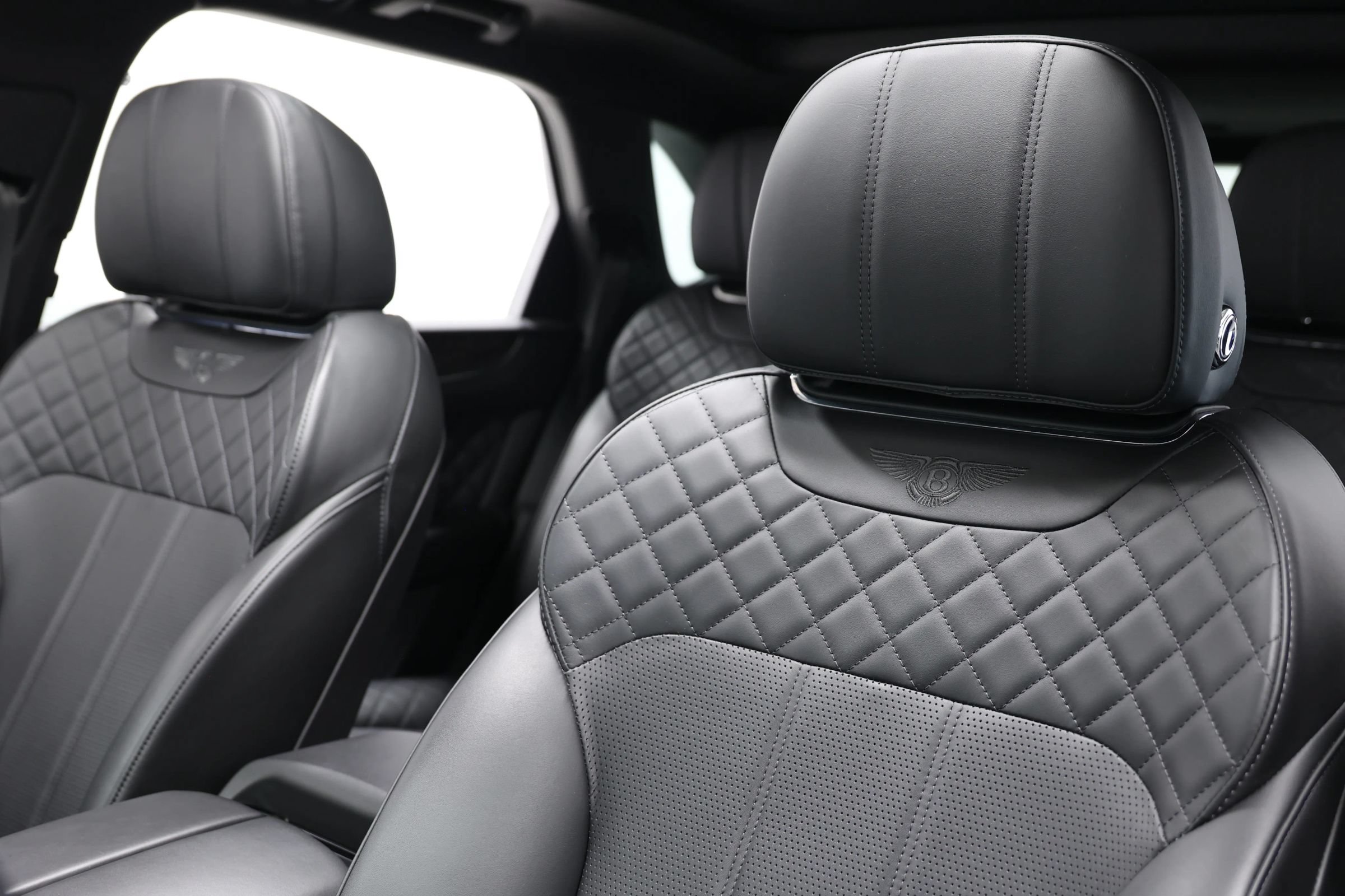 Used 2020 Bentley Bentayga Plug-In Hybrid AWD/4WD image 19