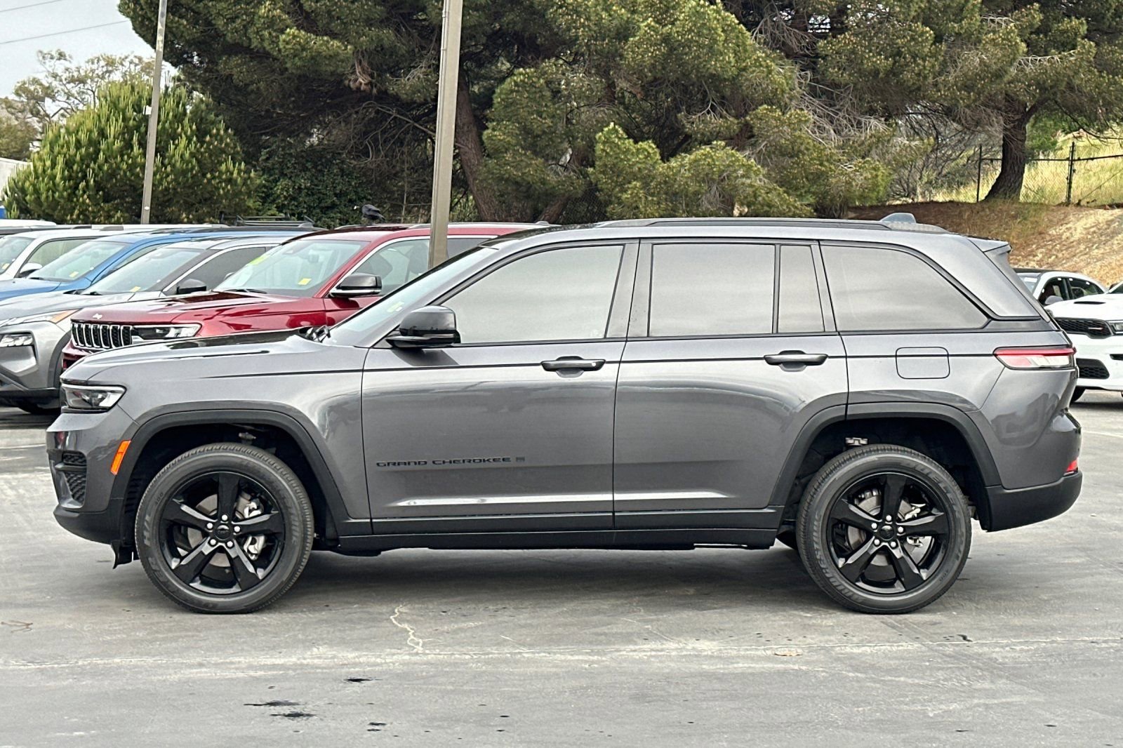 Used 2023 Jeep Grand Cherokee Altitude AWD/4WD image 8