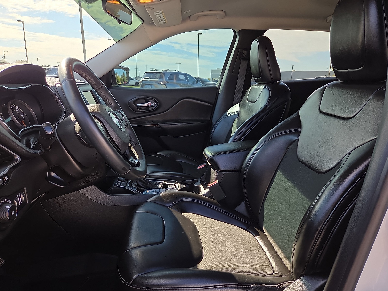 Used 2019 Jeep Cherokee Latitude Plus FWD image 15