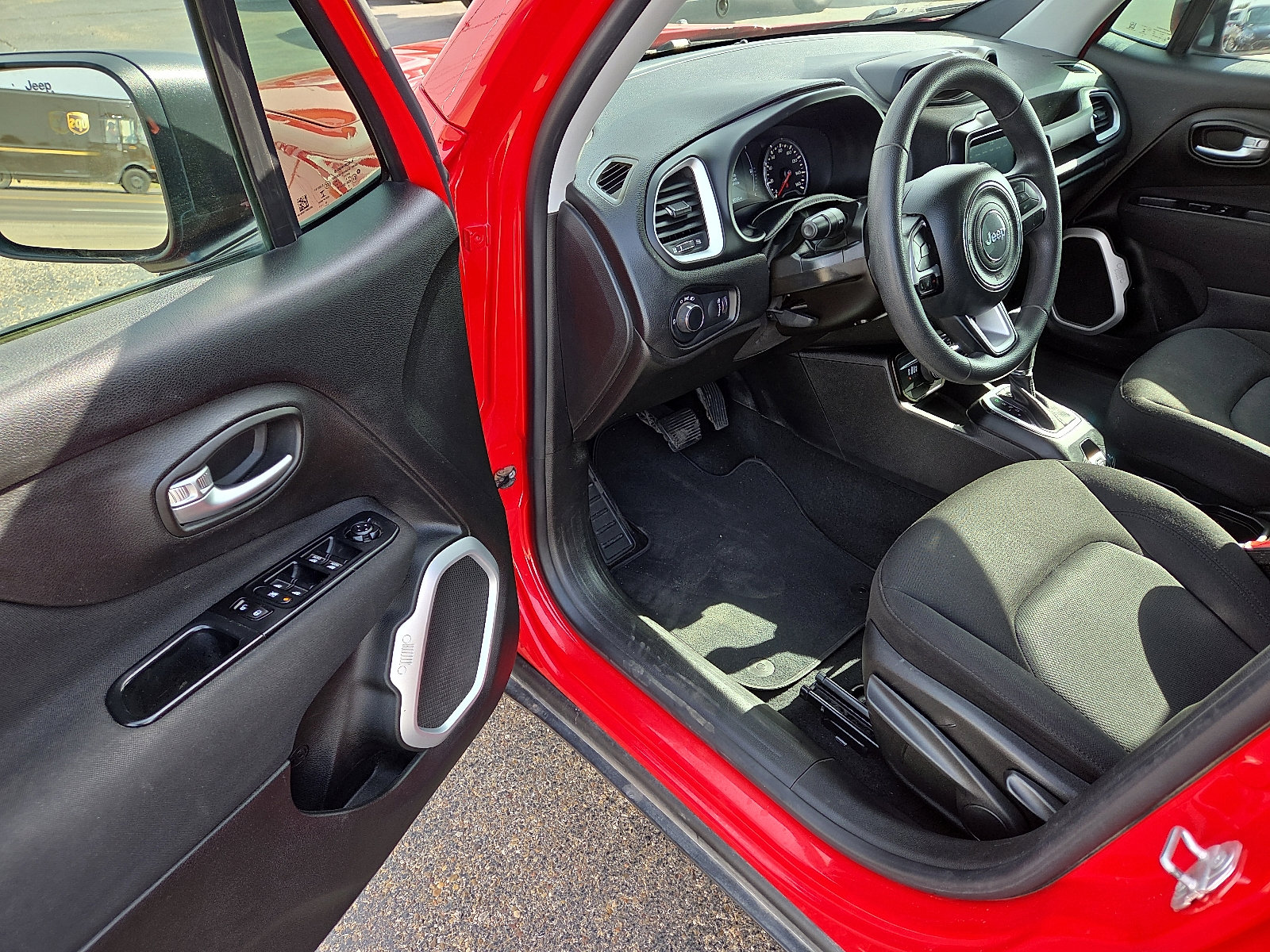 Used 2019 Jeep Renegade Sport w/ UConnect 7.0 Group AWD/4WD image 12