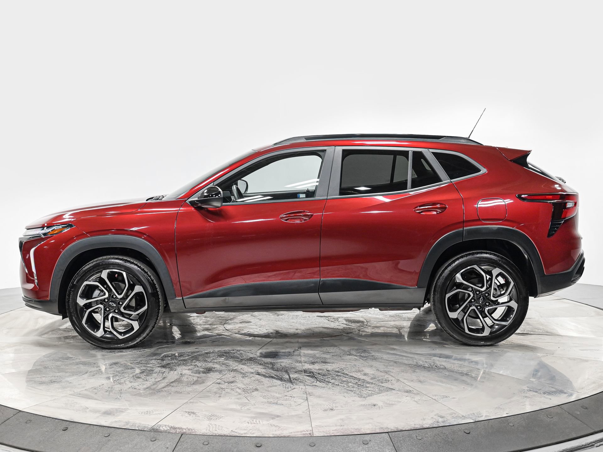 Used 2025 Chevrolet Trax RS w/ Driver Confidence Package image 2