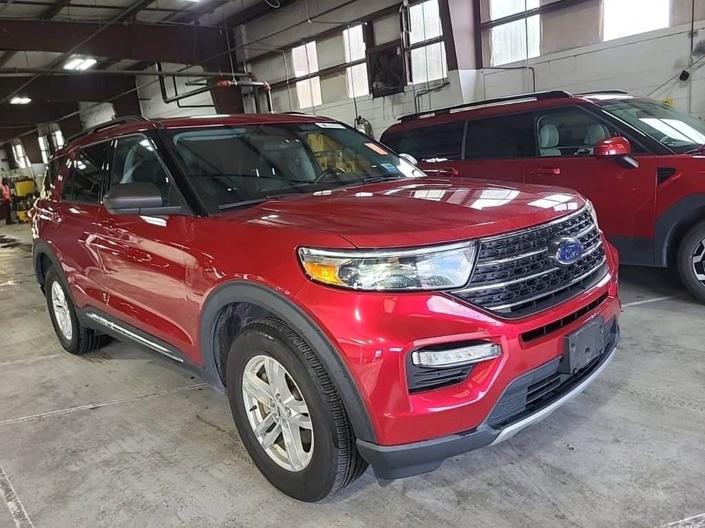 Used 2022 Ford Explorer XLT w/ Equipment Group 202A image 3