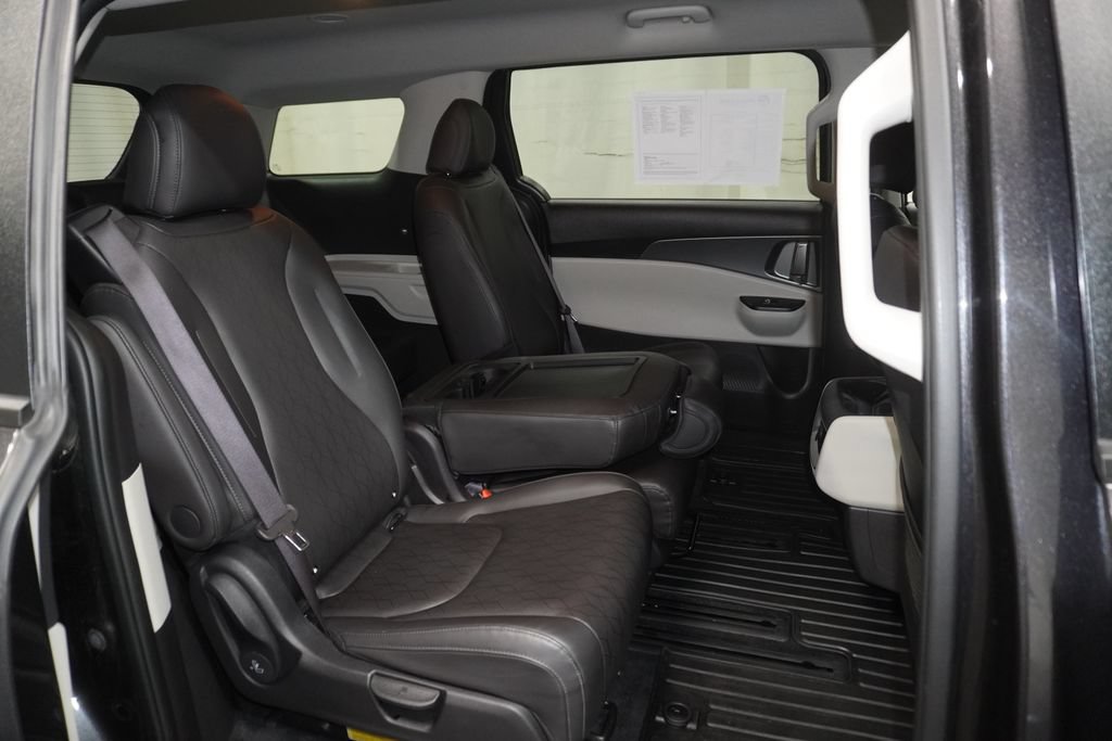 Used 2024 Kia Carnival LX FWD image 14