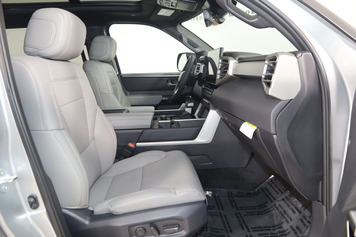 Used 2025 Toyota Tundra Limited AWD/4WD image 14