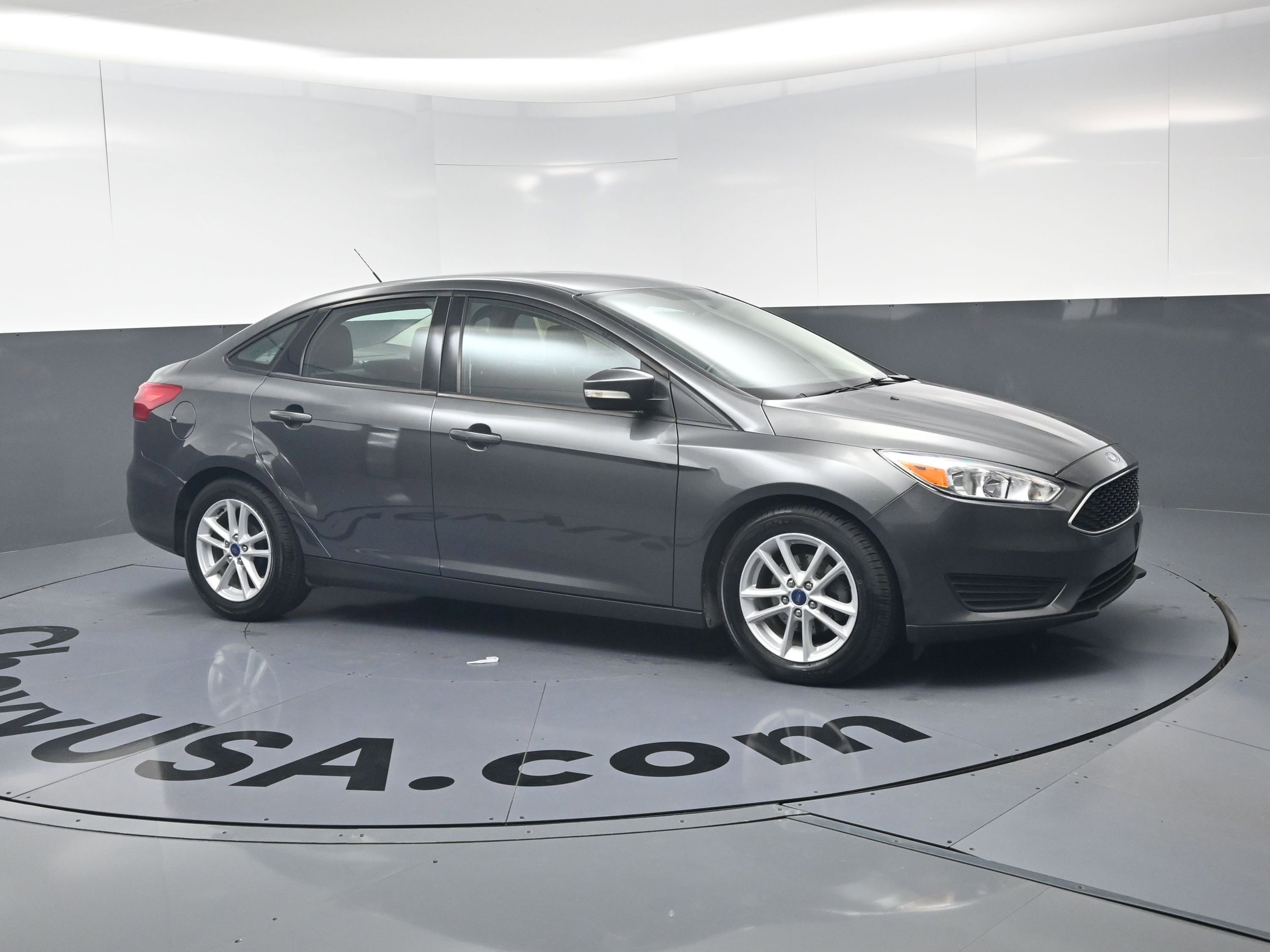 Used 2018 Ford Focus SE w/ Cold Weather Package FWD image 2