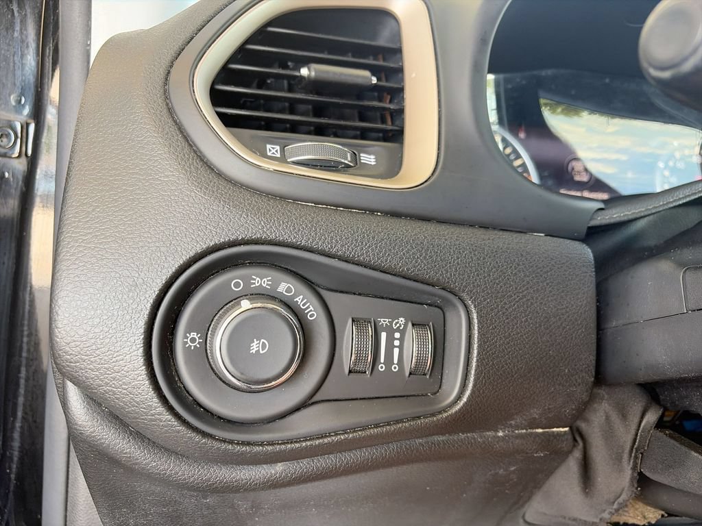 Used 2016 Jeep Renegade Limited FWD image 26