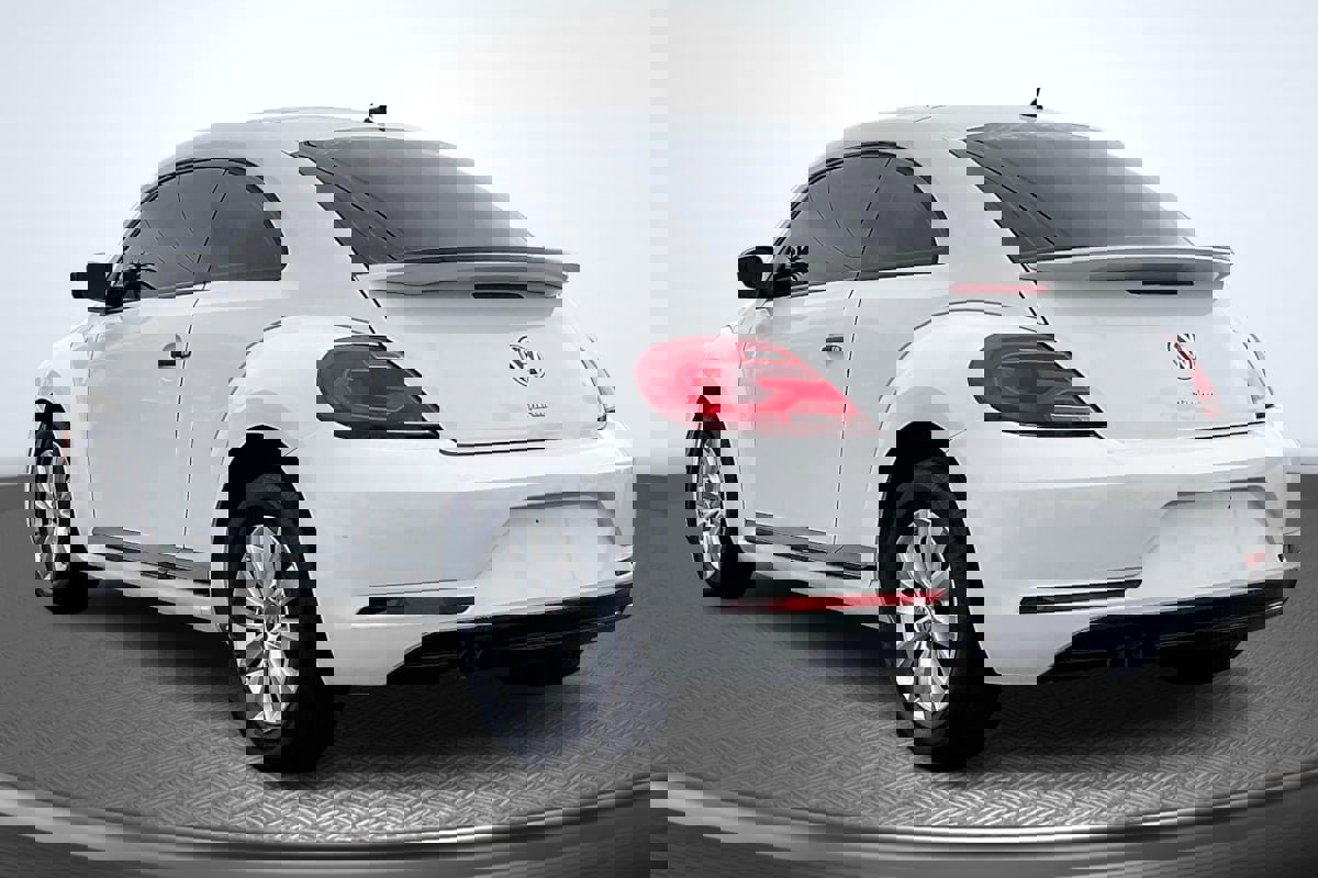 Used 2018 Volkswagen Beetle S image 2