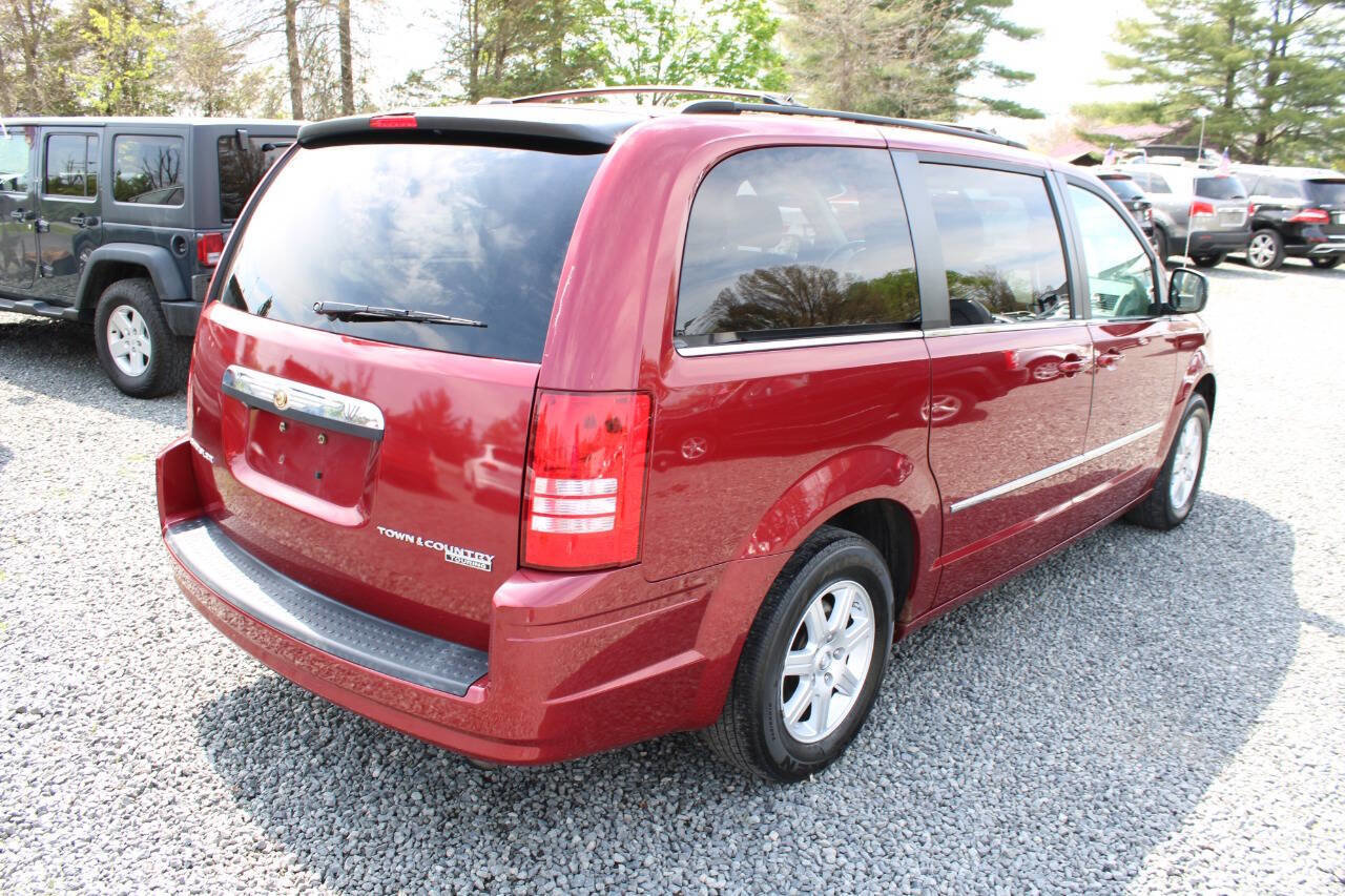 Used 2010 Chrysler Town & Country Touring w/ Entertainment Group #2 FWD image 7