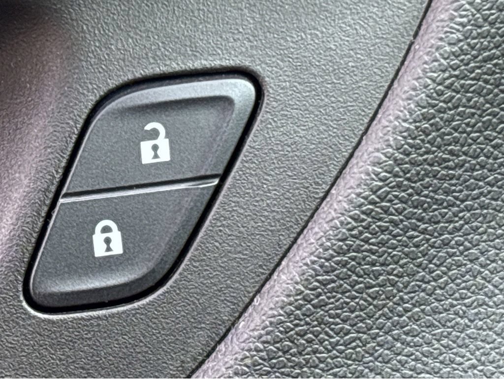 Used 2025 Chevrolet TrailBlazer LT w/ LT Cold Weather Package FWD image 19