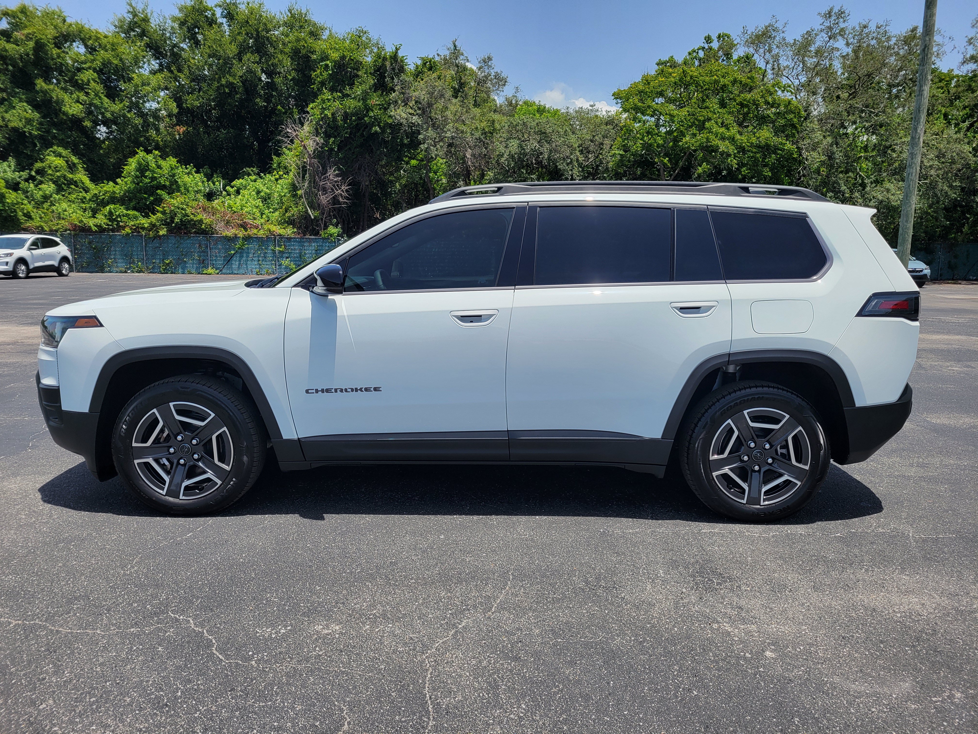 Used 2026 Jeep Cherokee Limited AWD/4WD image 9