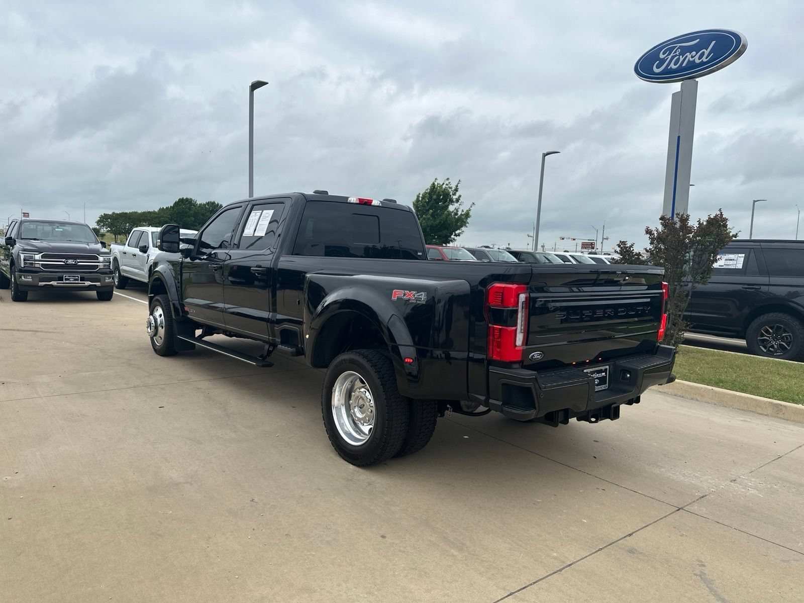 Used 2026 Ford F450 Platinum w/ FX4 Off-Road Package AWD/4WD image 4
