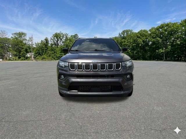 Used 2023 Jeep Compass Latitude AWD/4WD image 3