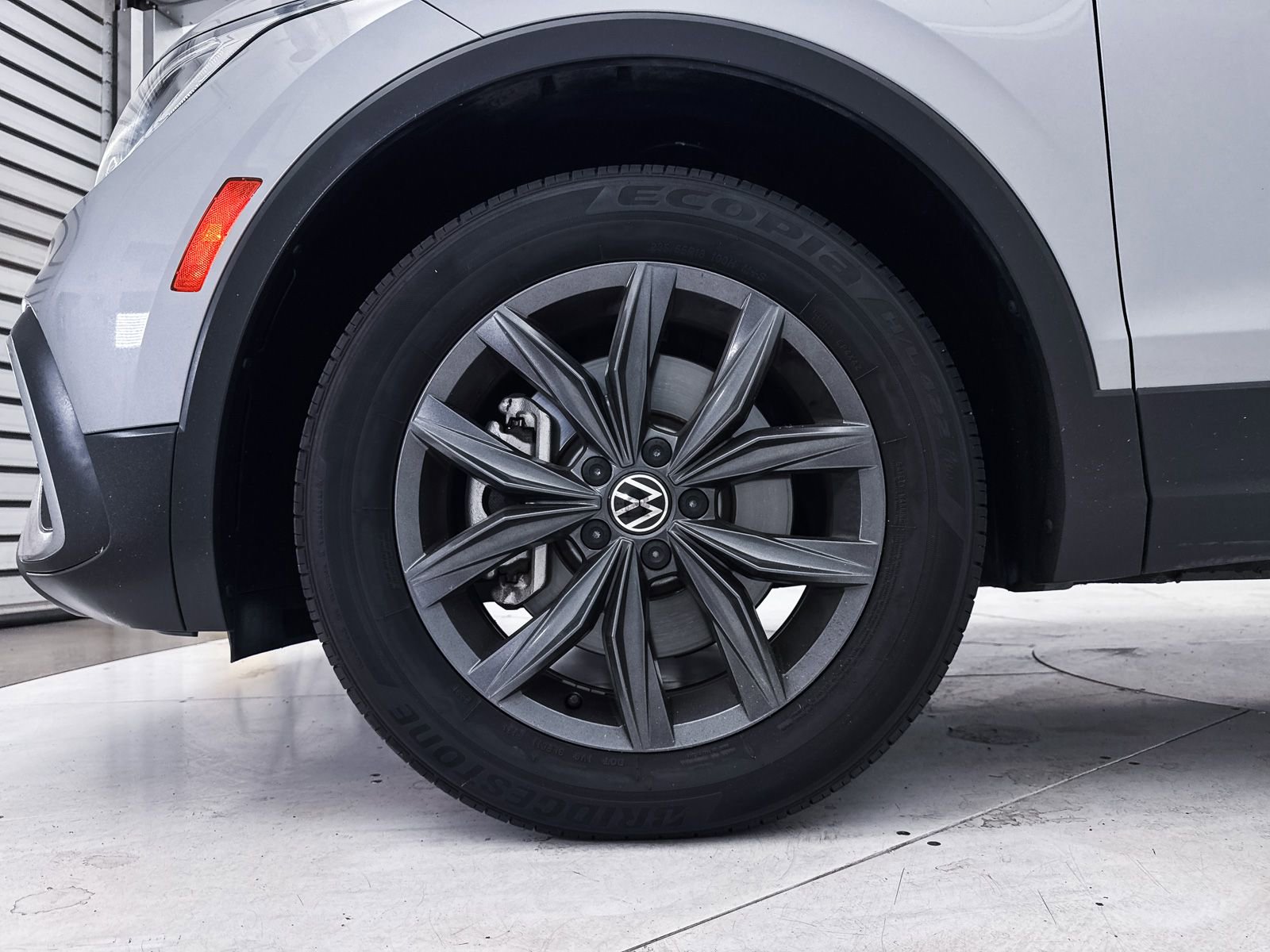 Used 2022 Volkswagen Tiguan SE w/ Panoramic Sunroof Package image 14