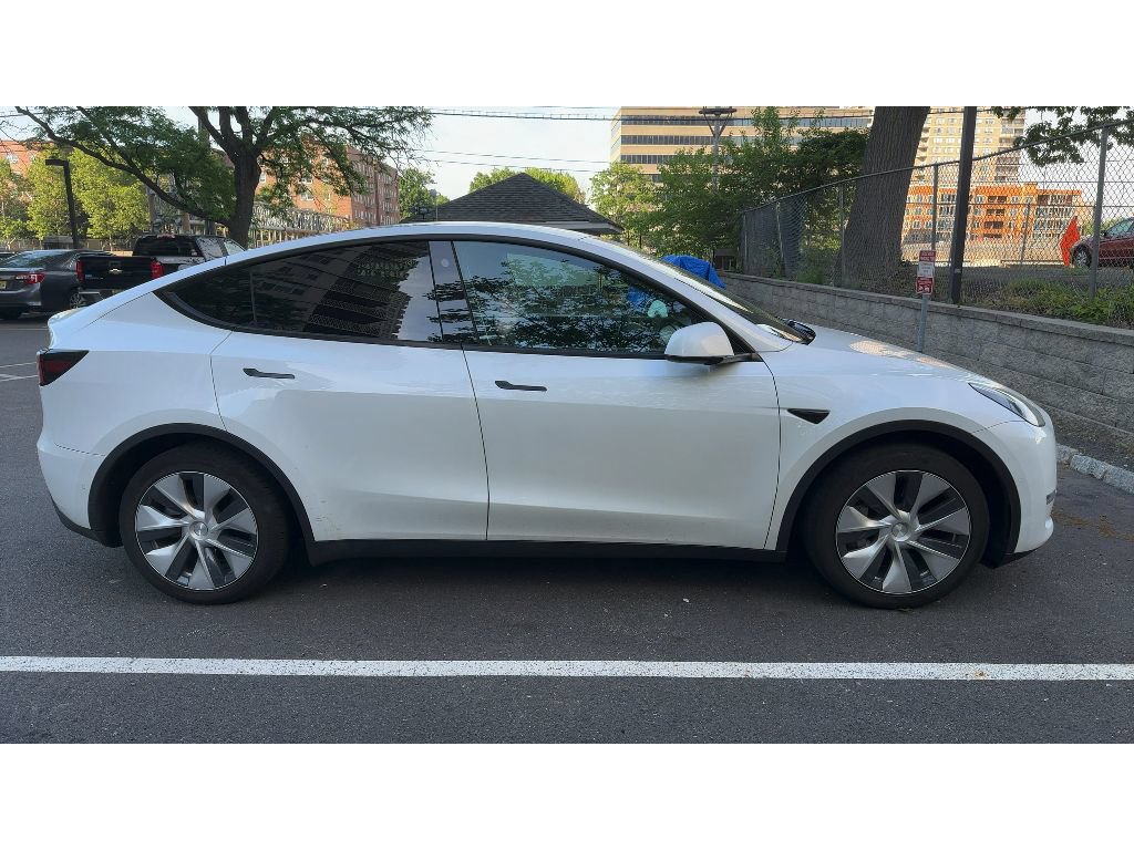 Used 2022 Tesla Model Y Long Range AWD/4WD image 3