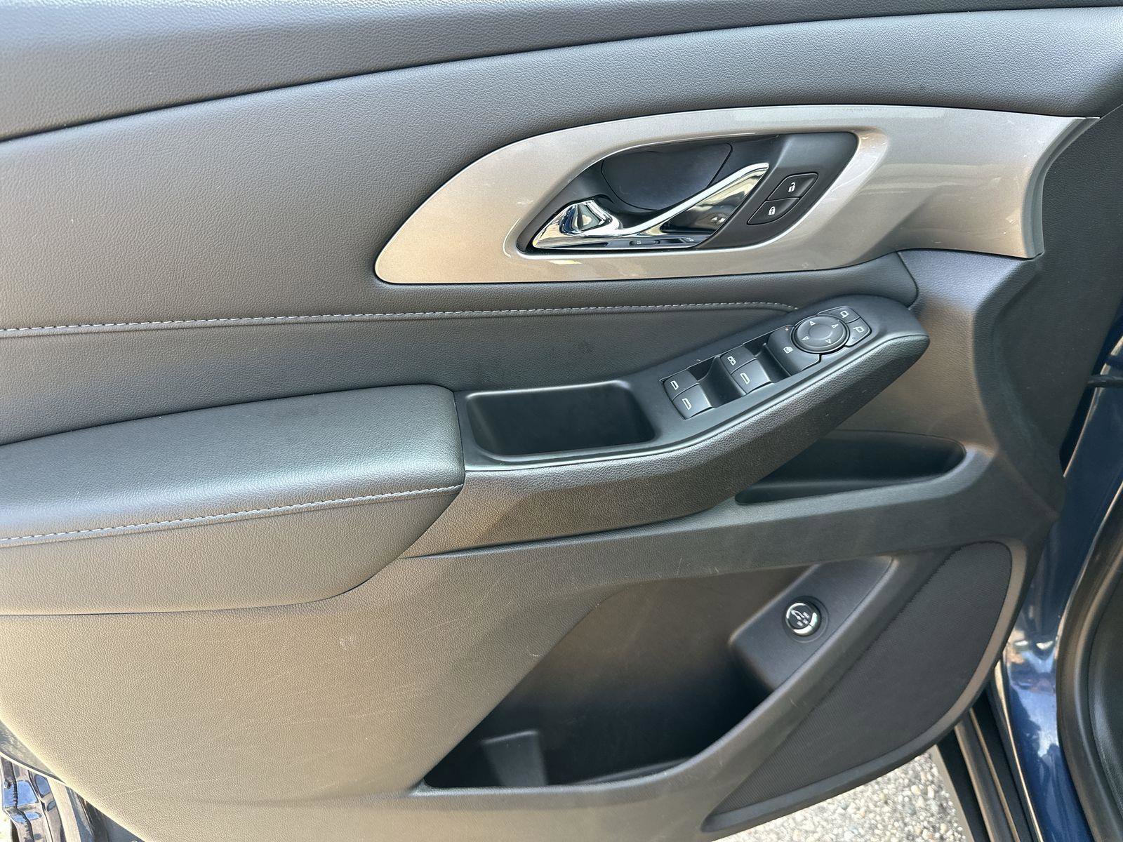 Used 2022 Chevrolet Traverse LT image 23