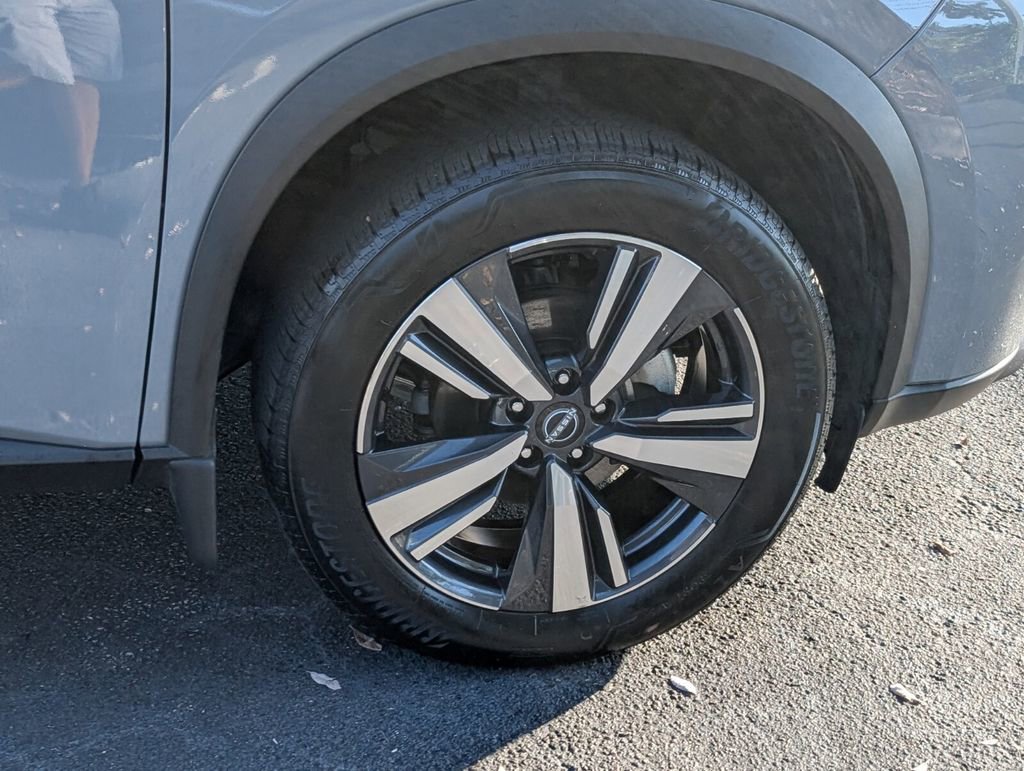 Certified 2025 Nissan Rogue SL FWD image 9