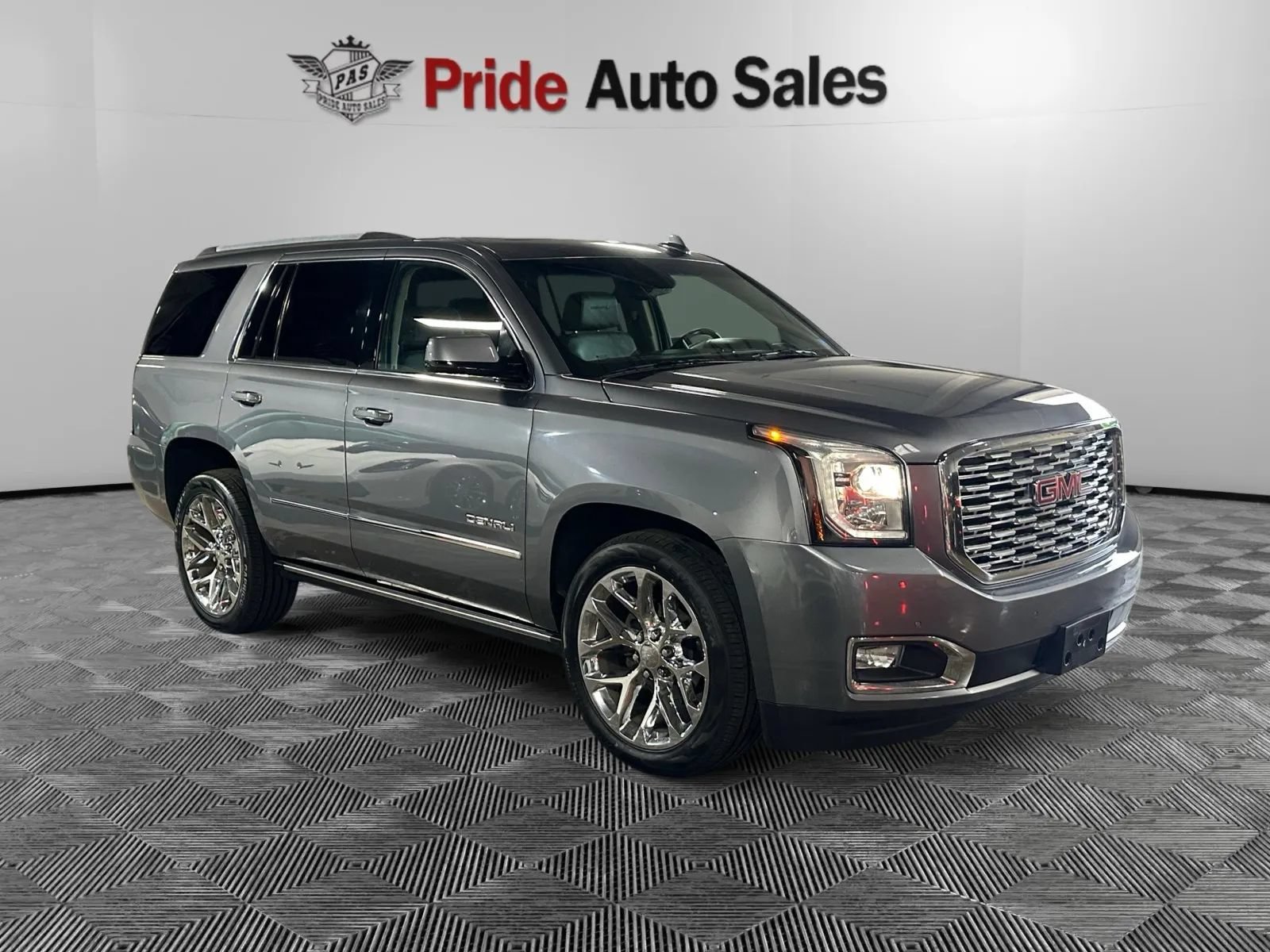 Used 2018 GMC Yukon Denali w/ Denali Ultimate Package AWD/4WD image 3