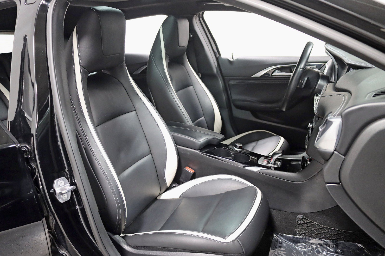 Used 2018 INFINITI QX30 Sport w/ Leather Package FWD image 26