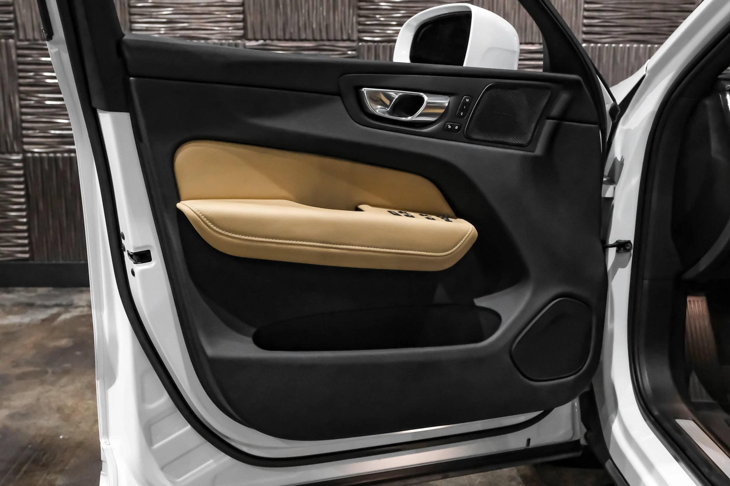 Used 2022 Volvo XC60 B5 Inscription w/ Advanced Package FWD image 36