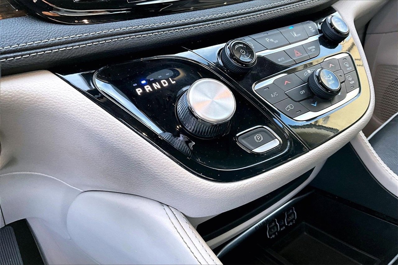 Certified 2023 Chrysler Pacifica Limited image 32