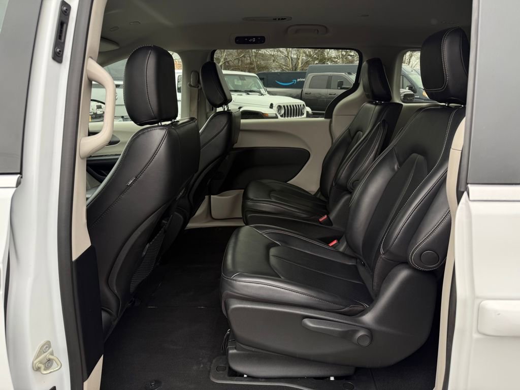 Used 2023 Chrysler Pacifica Touring-L image 20