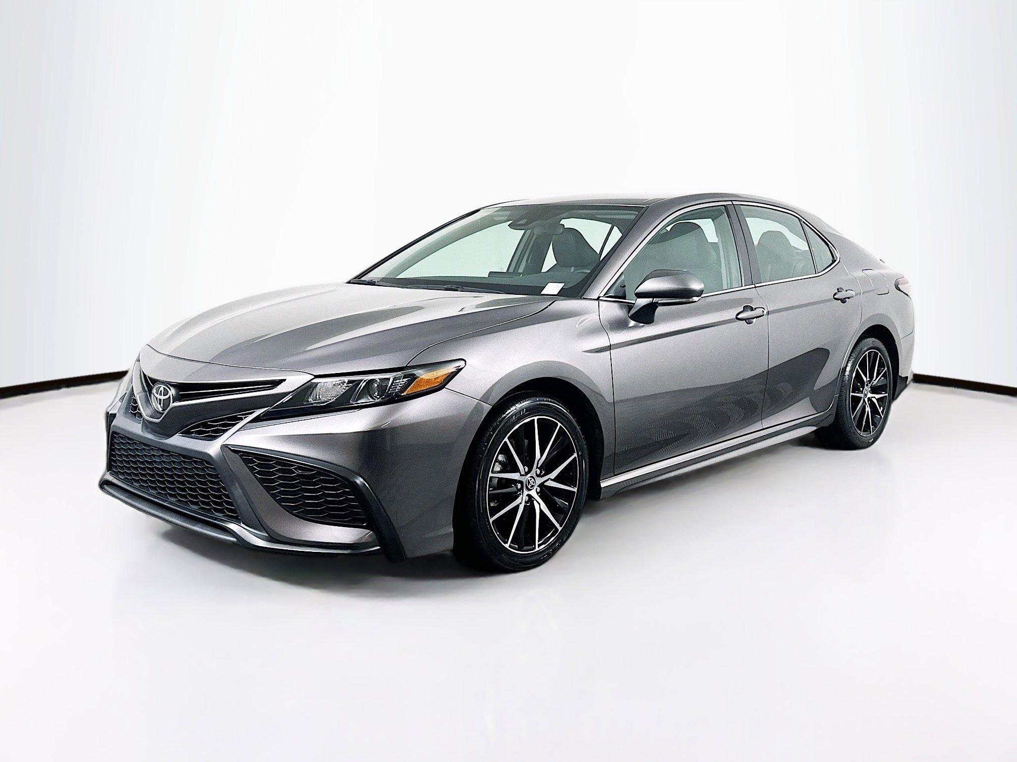 Used 2023 Toyota Camry SE FWD image 3