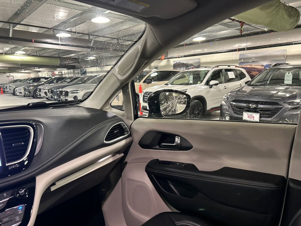 Used 2022 Chrysler Pacifica Touring-L image 25