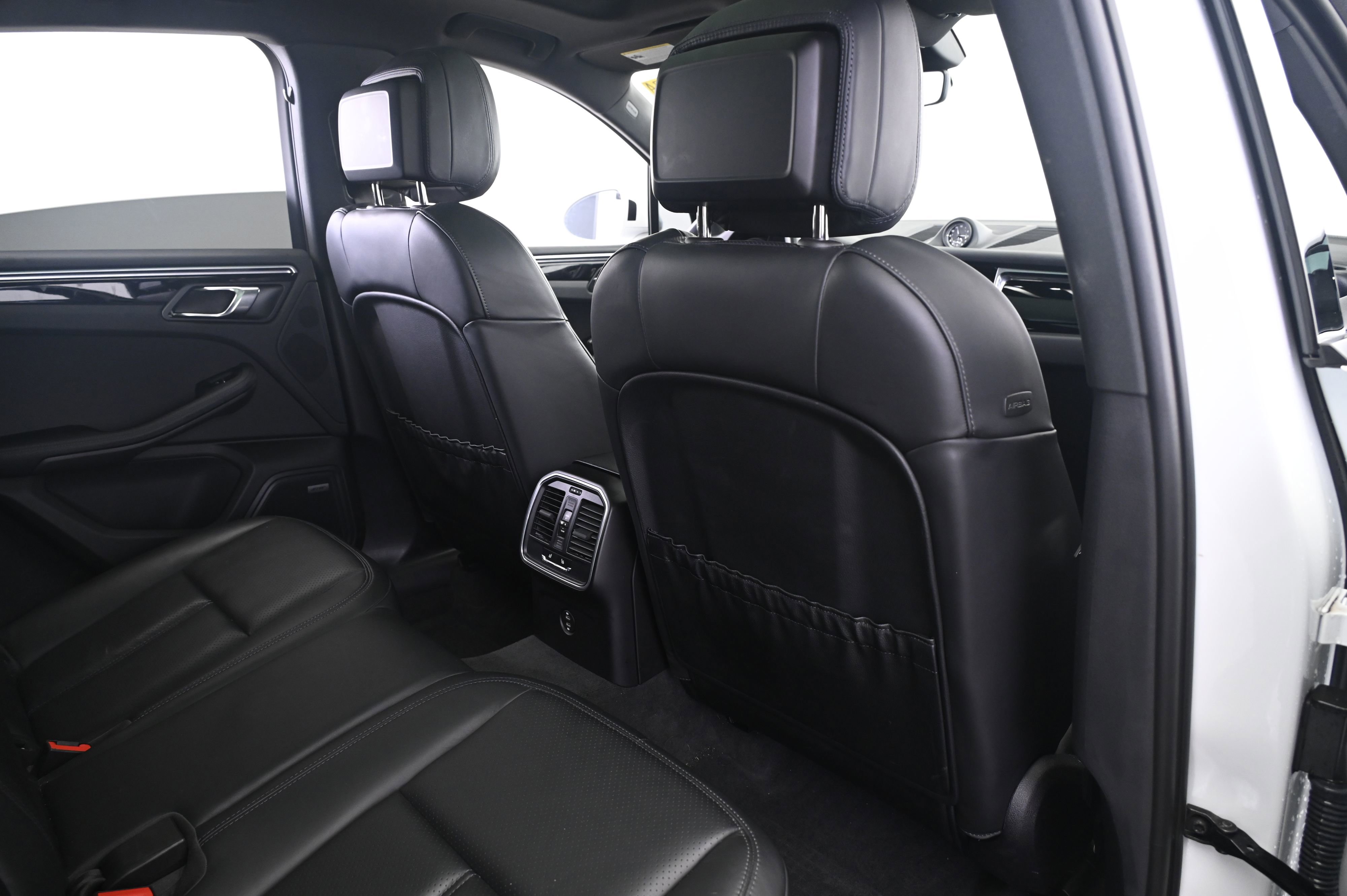 Certified 2022 Porsche Macan image 17