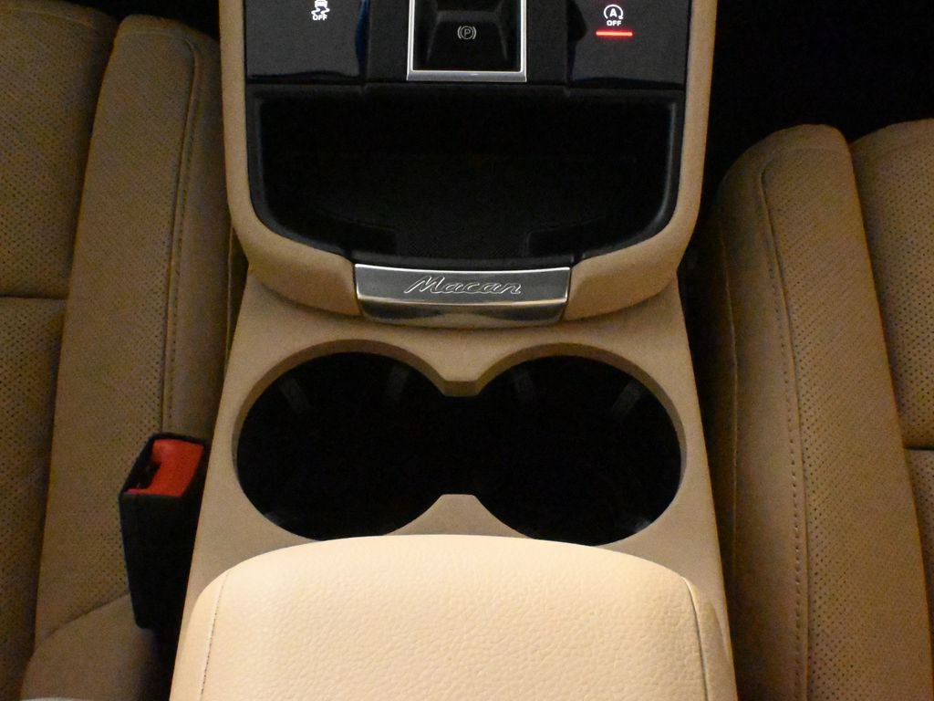 Used 2025 Porsche Macan AWD/4WD image 28