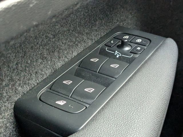 Certified 2023 Volvo XC40 B5 Ultimate w/ Protection Package Premier image 32