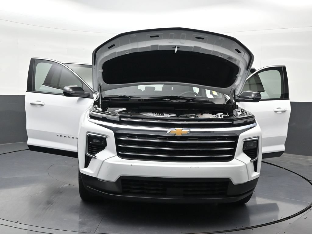 Used 2025 Chevrolet Traverse LT FWD image 38