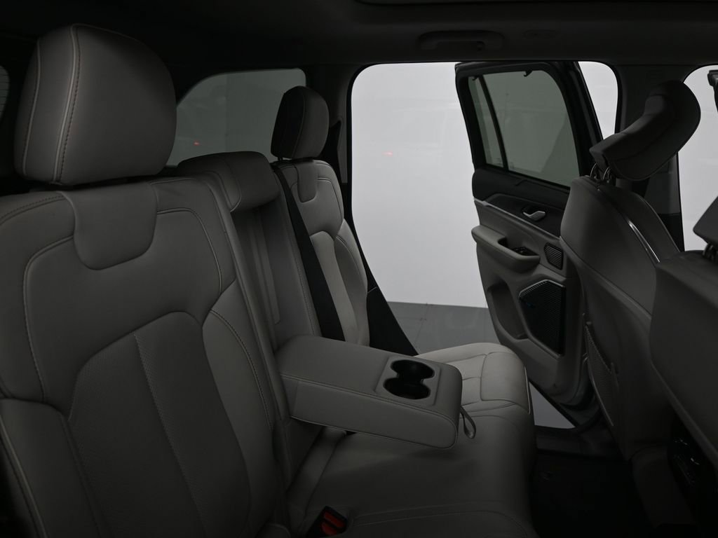 Used 2022 Jeep Grand Cherokee Overland w/ Advanced Protech Group III image 27