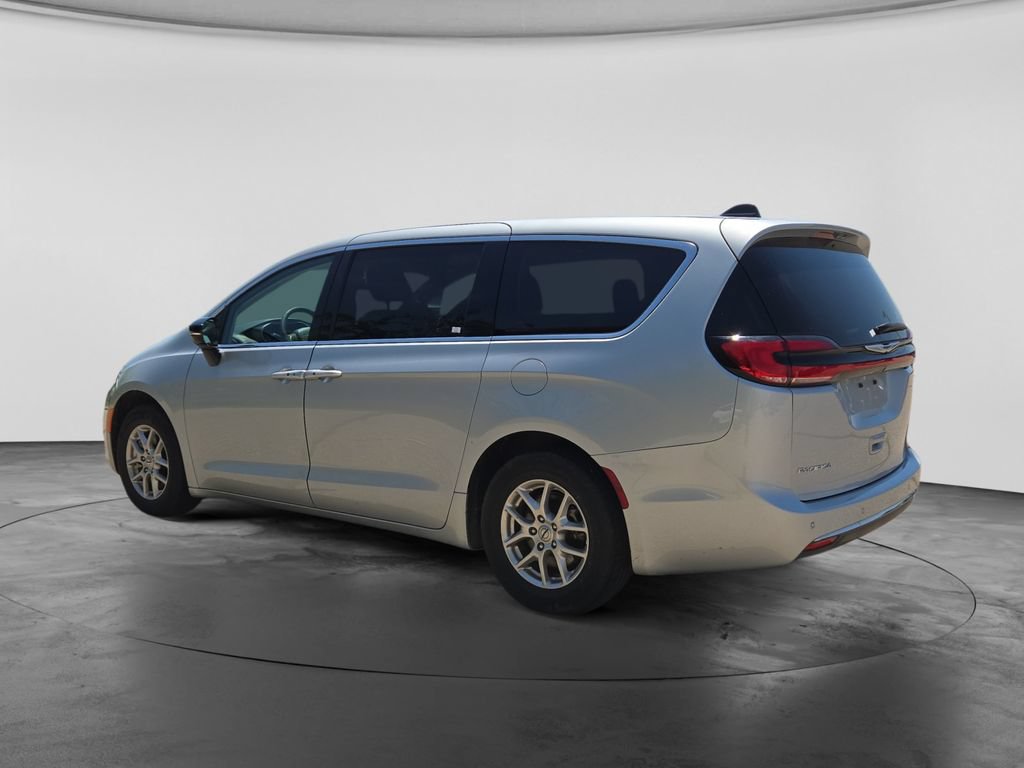 Used 2024 Chrysler Pacifica Touring-L FWD image 8