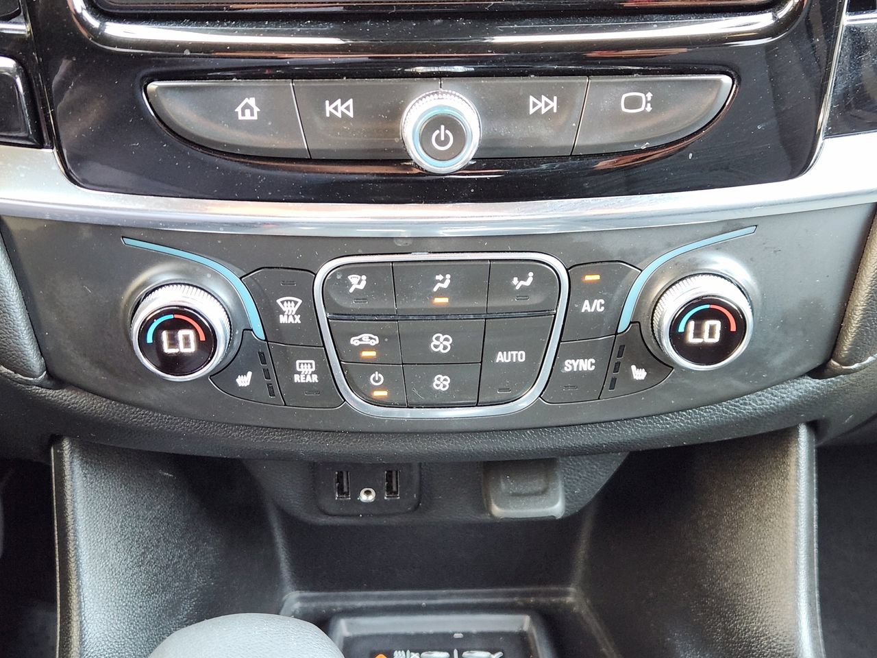 Used 2023 Chevrolet Traverse LT FWD image 16